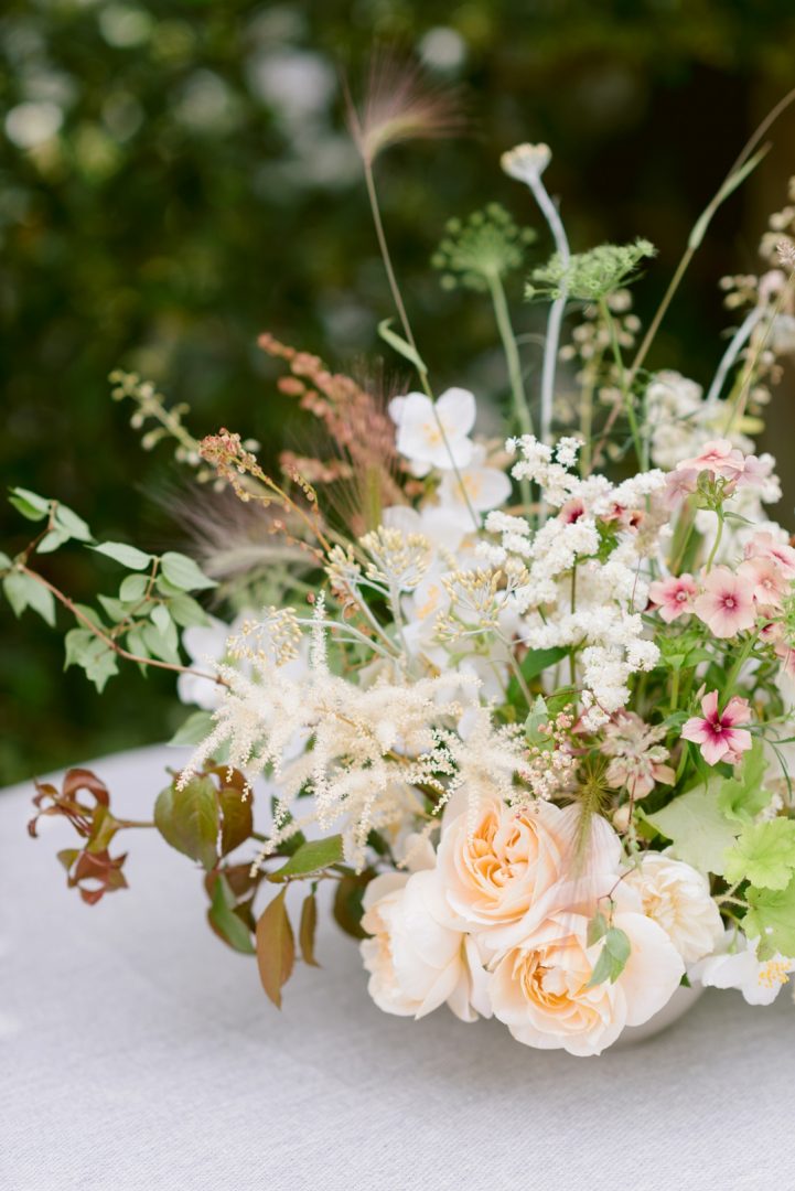 Wedding trends inspired by interior design Cottagcore trend flowers (1)